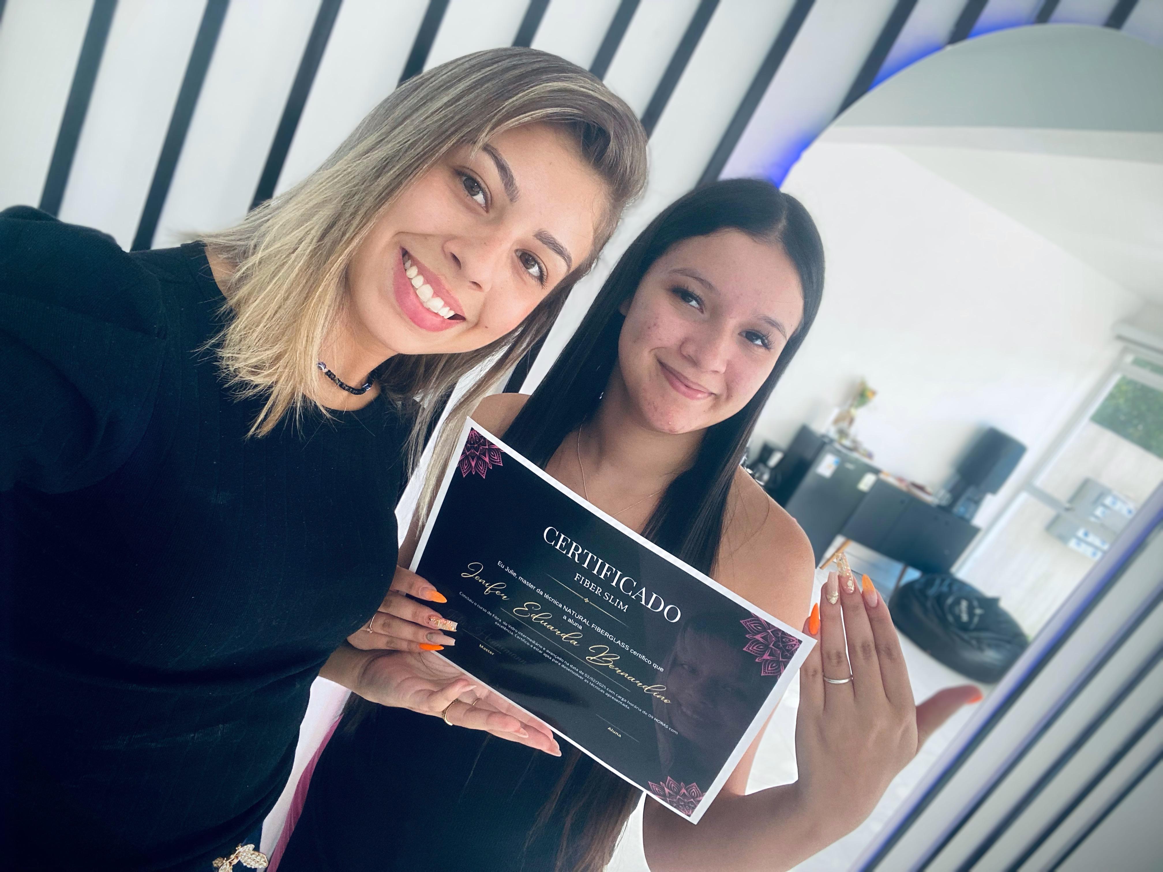 Julie com a aluna Jenifer Eduarda segurando o certificado de Fibra de Vidro