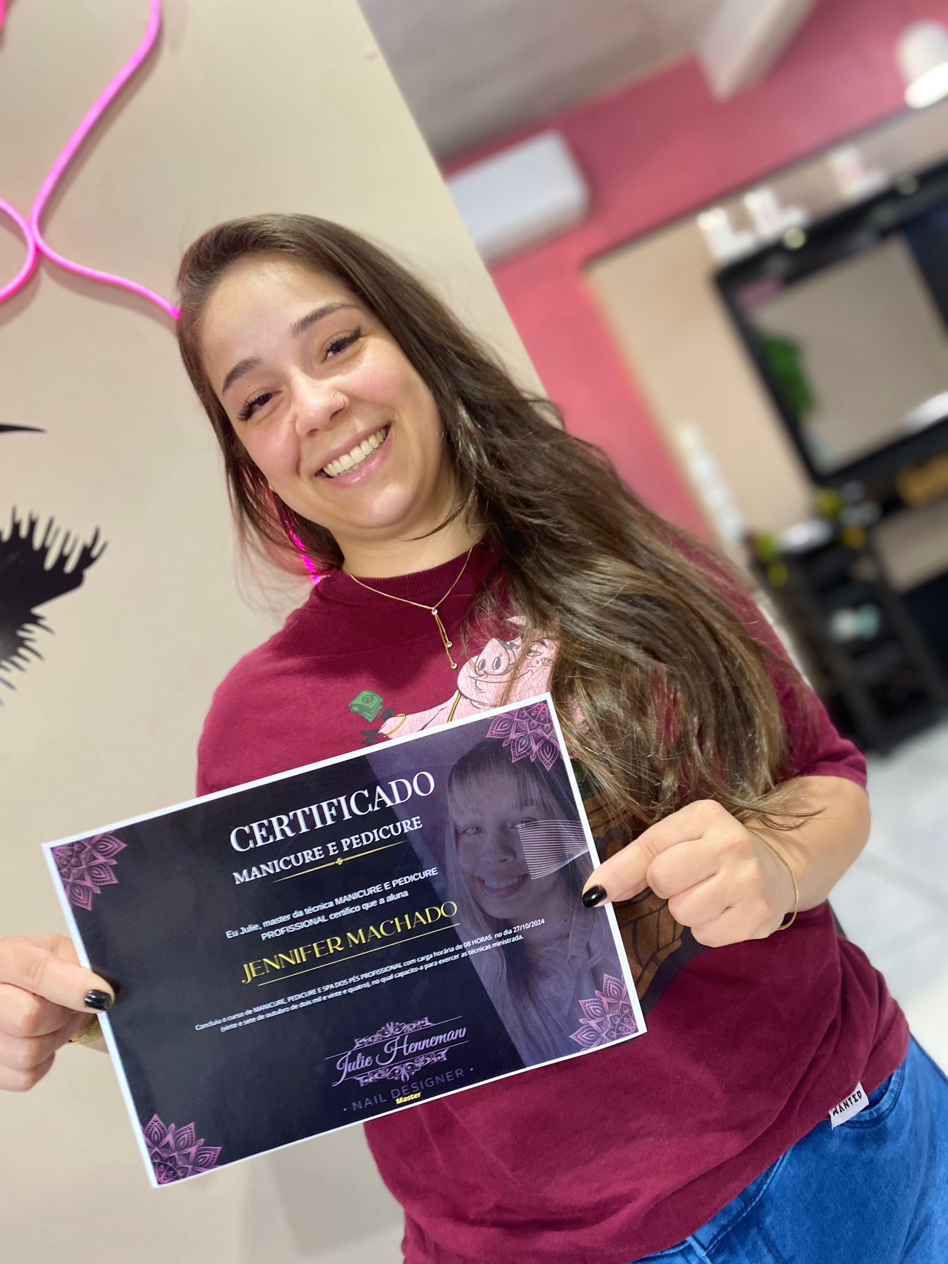 Aluna Jennifer Machado sorrindo com o certificado de Manicure e Pedicure