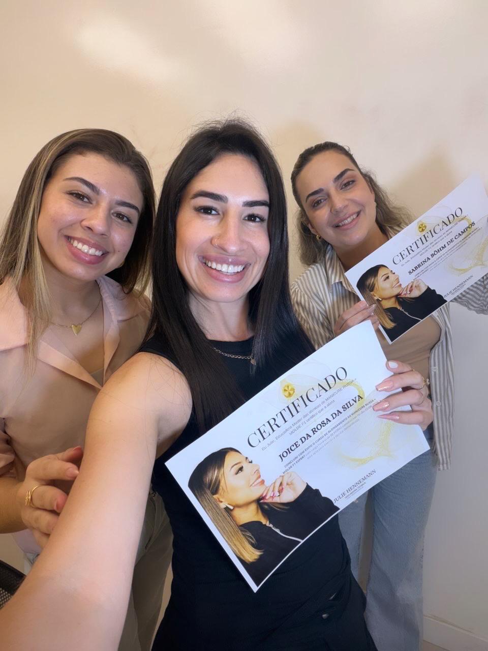 Julie com as alunas Joice e Sabrina segurando seus certificados