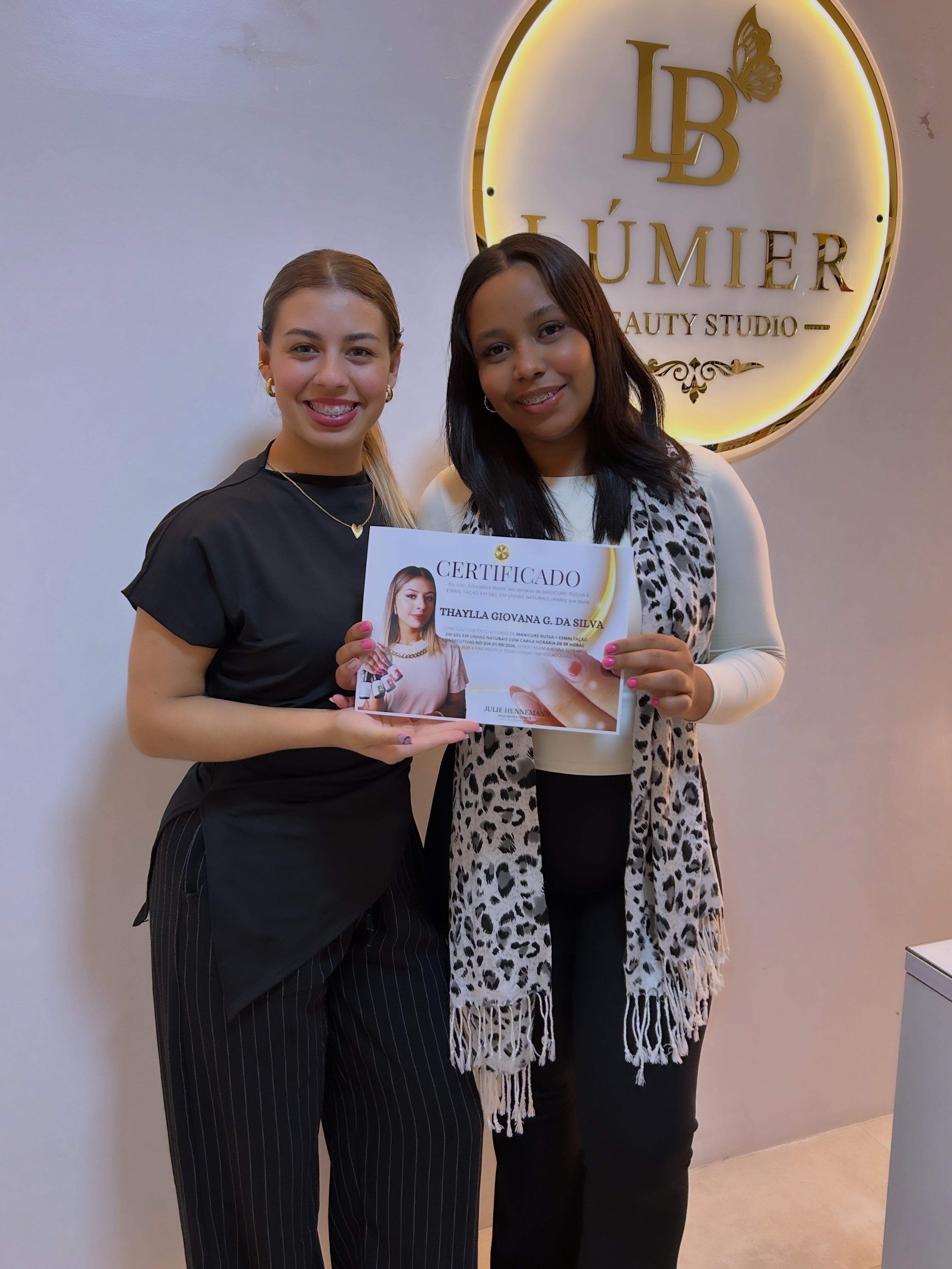Julie entregando o certificado de Manicure Russa e Esmaltação em Gel para a aluna Thaylla
