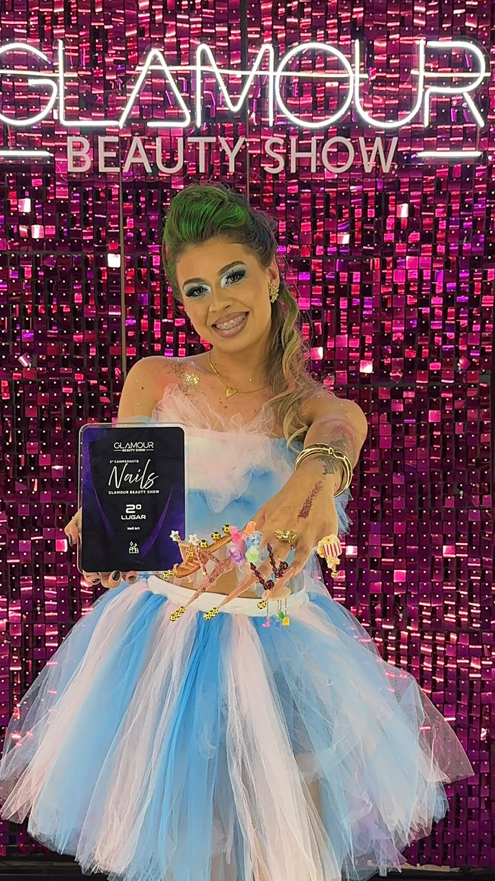 Julie Hennemann segurando o troféu de 2º lugar em Nail Art no 2º Campeonato Nails do Glamour Beauty Show