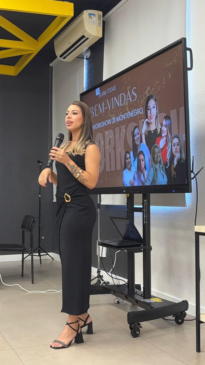 Julie Hennemann palestrando com microfone no Workshow de Montenegro